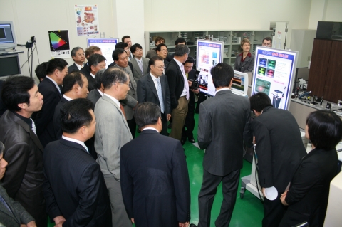 준공식 참석자들이 국립광학연구소와 전기연구원의 합작 연구센터인 소이코리아(SOI-KOREA)의 연구성과들을 둘러보고 있다.