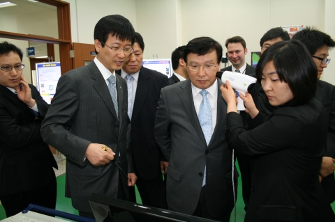 SOI-KOREA 센터를 방문한  안철식 지식경제부 에너지자원실장가 고감도 형광 검출 기술을 이용한 '피부 진단기를 직접 시연해 보고 있다.