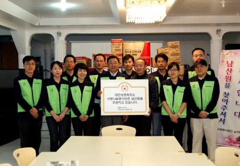 김상열 대한상공회의소 상근부회장(앞줄 왼쪽에서 네번째)과 4월 입사한 신입직원 등 10여명은 25일(금) 중구 예장동에 소재한 사회복지시설 ‘남산원‘을 방문하여 비누, 세제, 생필품 등 후원물품을 기증했다.