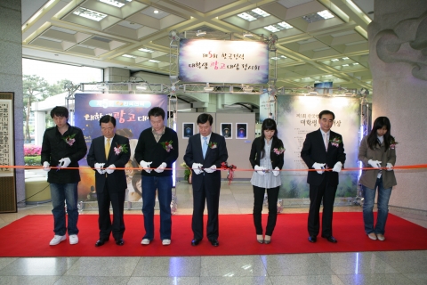 4.25(금) 한전 본사에서 열린 제5회 대학생 광고대상 시상식 및 전시회에서 한국전력 이원걸 사장(왼쪽에서 네번째)이 수상 학생들과 테이프 컷팅 및 기념촬영을 하고 있다.