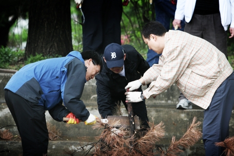 서울장애인복지관을 찾은 서울지방국세청 직원들은 잡목들과 잡초를 제거하고, 장애인 작업장에서의 경험들을 통해 소중한 봉사의 의미를 찾았다.