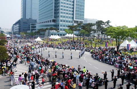3만 7천명의 삼성전자 임직원, 협력회사, 가족들이 남사당패 풍물(안성 바우덕이) 공연을 지켜보고 있다.