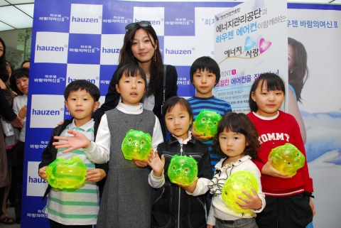“장진영 언니와 에너지 절약 약속했어요~”  하우젠 에어컨 모델 장진영이 삼성전자와 에너지관리공단이 공동 개최한 ‘하우젠 바람의 여신II 에너지 절약 로드쇼’에 홍보대사로 참석해 에너지 절약 캠페인을 벌였다. 27일 잠실 롯데백화점에서 열린 행사에서 어린이 팬들이 장진영이 직접 사인한 ‘에너지 절약 돼지저금통’을 선물로 받고 함께 사진을 촬영하며 에너지를 절약하겠다는 약속을 하고 있다.