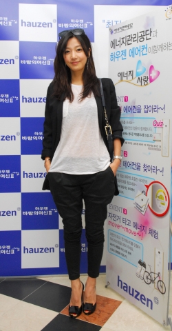 장진영 “초절전 가전으로 에너지 절약 실천하세요~”  하우젠 에어컨 모델 장진영이 삼성전자와 에너지관리공단이 27일 잠실 롯데백화점에서 공동 개최한 ‘하우젠 바람의 여신II 에너지 절약 로드쇼’에 홍보대사로 참석해 에너지 절약 캠페인에 앞장섰다. 이날 장진영은 행사장을 찾은 1천 여명의 팬들에게 에너지 절약의 중요성과 초절전 가전제품 사용의 중요성을 알리는 다양한 캠페인 활동을 벌였다.