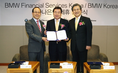 왼쪽부터 BMW 파이낸셜 서비스 코리아 제프 얍 사장, 하나은행 이성수 부행장, BMW 코리아 김효준 사장 등이 업무 제휴 조인식을 갖고 BMW 고객을 위한 프리미엄 신용카드인 BMW 플래티늄 카드를 출시한다고 28일 밝혔다.