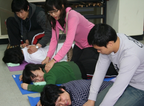 지난 25일 인제군 보건소에서 한림대학교 체육학부 학생들이 학교에서 배운 스포츠마사지를 활용하여 농사일로 지친 지역주민의 피로를 풀어주고 있다.