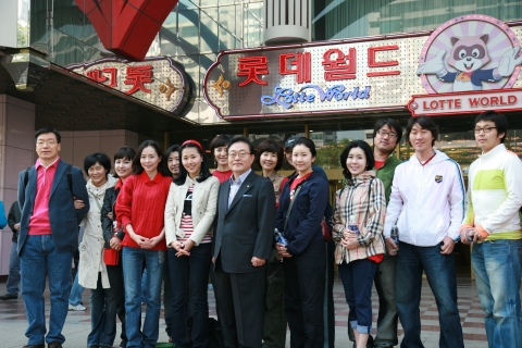 ‘2008 롯데홈쇼핑 한마음축제’에 앞서 포즈를 취하고 있는 롯데홈쇼핑 신헌 대표와 직원들