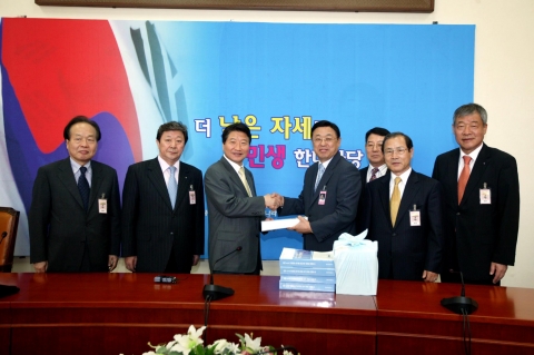 김상열 대한상공회의소 상근부회장을 비롯한 지방상의 상근부회장들은 28일 안상수 한나라당 원내대표를 찾아가 ‘한미 FTA 국회비준 촉구를 위한 전국 상공인 연명부’를 전달했다. 왼쪽부터 이인석 인천상의 상근부회장, 이 영 부산상의 상근부회장, 안상수 한나라당 원내대표, 김상열 대한상의 상근부회장, 문영수 대구상의 상근부회장, 문덕형 광주상의 상근부회장, 박종근 울산상의 상근부회장.