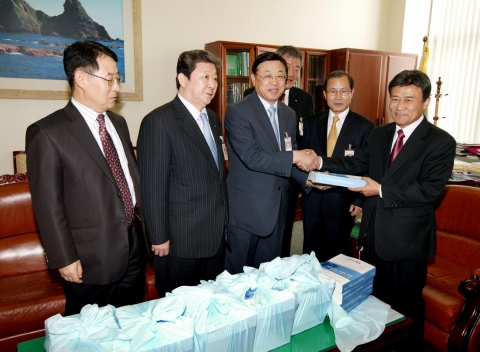 김상열 대한상공회의소 상근부회장을 비롯한 지방상의 상근부회장들은 28일 김원웅 통일외교통상위원장을 찾아가 ‘한미 FTA 국회비준 촉구를 위한 전국 상공인 연명부’를 전달했다. 사진 왼쪽부터 문영수 대구상의 상근부회장, 이 영 부산상의 상근부회장, 김상열 대한상의 상근부회장, 박종근 울산상의 상근부회장, 문덕형 광주상의 상근부회장, 김원웅 통일외교통상위원장