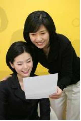 봄온 아나운서 아카데미 성연미 대표가 학생들을 지도하고 있다