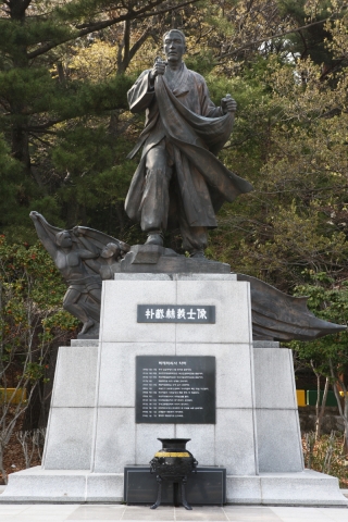 박재혁 의사 동상 사진 :  1998년에 부산 어린이대공원 내에 건립되었다.