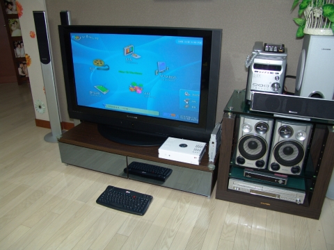신창동 호반아파트 5차 실제 가정집에서 FTTH를 통해 ETRI가 제공하는 IPTV 및 방송.통신융합 서비스를 동시에 사용할수 있는 기본화면으로 방송, 영화(VOD), 원격교육(e-Learning), 게임 및 부가서비스(TV인터넷)을 선택하여 IP-셋톱박스(STB)을 통해 사용할 수 있는 고품질 서비스를 실제 가정에서 사용하고 있는 화면