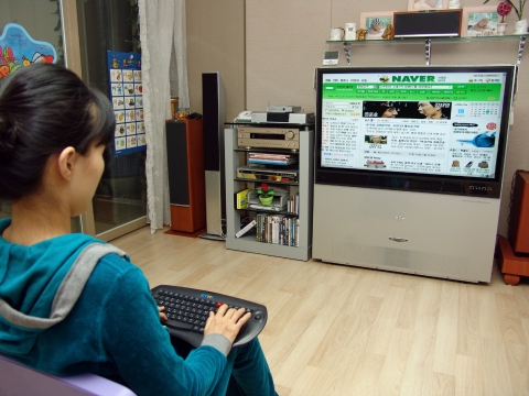 광주 북구 매곡동 대주피오레아파트의 실제 가입자가 FTTH와 IP-STB을 통해 TV로 인터넷을 사용하는 장면