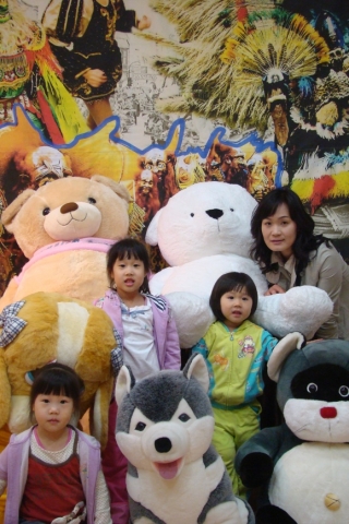 엄마랑 아이들이 인형 놀이터에서 동물인형들과 함께 즐기고 있다