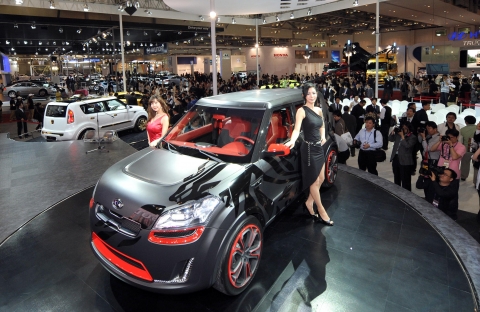 기아자동차는 2일(금)부터 12일(화)까지 부산 전시 컨벤션 센터(BEXCO)에서 열리는 ‘2008 부산국제모터쇼’에 3가지 테마로 제작한 콘셉트카 ‘소울(SOUL)’를 국내 최초로 선보였다.