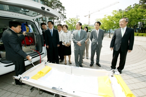 앞줄 오른쪽부터 홍사립 동대문구 구청장, 남상건 LG복지재단 부사장, 정윤석 LG복지재단 상무 등이 이동목욕차량에 대한 설명을 듣고 있는 모습