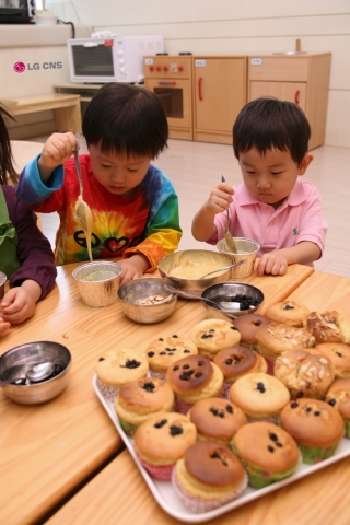 어린이날을 맞아 LG CNS 임직원 자녀들이 어린이집 선생님과 함께 머핀 만들기 체험을 하고 있다.