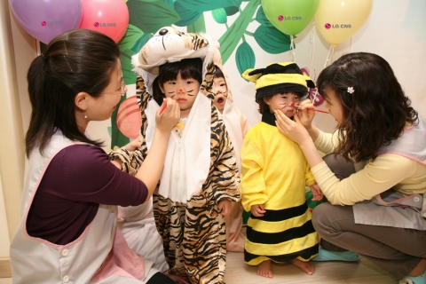어린이날을 맞아 LG CNS 임직원 자녀들이 동물 체험을 위해 동물 옷을 입고 동물 분장을 하고 있다.