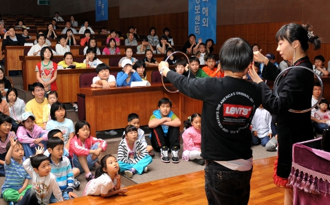 재한 몽골학교 어린이들이 마술쇼를 신기하게 쳐다보고 있다.