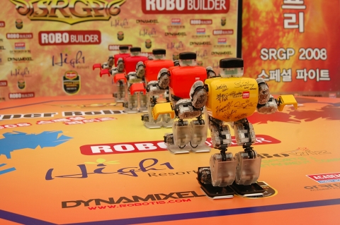 소녀시대 로봇으로 유명한 로보빌더 댄싱크루의 기념 공연