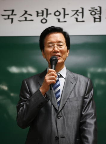 김윤환 고려대 국제대학원 교수가 ‘새 정부 출범의 의의와 시대적 사명’에 대해 강의하고 있다.