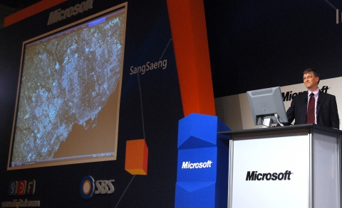 마이크로소프트 회장인 빌게이츠가 소공동 롯데호텔 크리스탈 볼룸에서 열린 한국마이크로소프트 "코리아 이노베이션 데이 2008"에서 텔레스코프를 시연하고 있다.