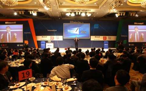 마이크로소프트 회장인 빌게이츠가 소공동 롯데호텔 크리스탈 볼룸에서 열린 한국마이크로소프트 "코리아 이노베이션 데이 2008"에서 제2의 디지털 시대"와 한국의 연관성을 설명하고 있다.