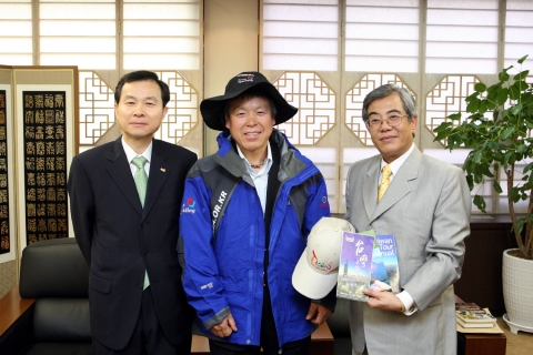 좌로부터 한국관광공사 오지철 사장, 산악인 엄홍길씨, 대만관광청 서울사무소 왕인덕 소장