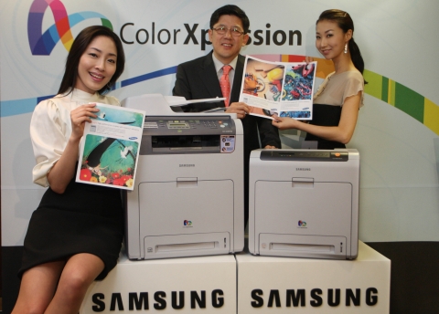 삼성전자가 새로 선보인 컬러 레이저 복합기 CLX-6240FXK(왼쪽)와 컬러 레이저 프린터 CLP-660NDK(오른쪽)는 컬러와 흑백 모두 분당 24매의 고속 출력이 가능한 제품이다. 삼성전자는 혁신적인 기업용 레이저 신제품 9종을 대거 출시하며 기업용 프린팅 시장을 적극 공략한다고 밝혔다. 사진 가운데는 삼성전자 디지털프린팅사업부 전략마케팅팀 B2B마케팅그룹 권송 상무.