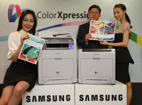 삼성전자가 새로 선보인 컬러 레이저 복합기 CLX-6240FXK(왼쪽)와 컬러 레이저 프린터 CLP-660NDK(오른쪽)는 컬러와 흑백 모두 분당 24매의 고속 출력이 가능한 제품이다. 삼성전자는 혁신적인 기업용 레이저 신제품 9종을 대거 출시하며 기업용 프린팅 시장을 적극 공략한다고 밝혔다. 사진 가운데는 삼성전자 디지털프린팅사업부 전략마케팅팀 B2B마케팅그룹 권송 상무.