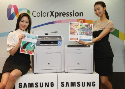 삼성전자가 새로 선보인 컬러 레이저 복합기 CLX-6240FXK(왼쪽)와 컬러 레이저 프린터 CLP-660NDK(오른쪽)는 컬러와 흑백 모두 분당 24매의 고속 출력이 가능한 사무실용 제품이다. 삼성전자는 혁신적인 기업용 레이저 신제품 9종을 대거 출시하며 기업용 프린팅 시장을 적극 공략한다고 밝혔다.
