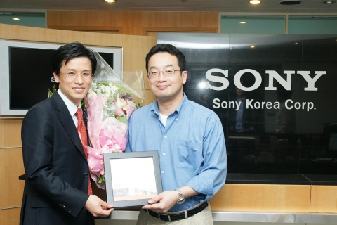 소니 코리아 키쿠오 오쿠라 마케팅 본부장(오른쪽)이 GfK코리아 강원민 클라이언트 서비스 팀장 (왼쪽)을 해 ‘2007 GfK 아시아 넘버원 브랜드 어워드’를 수상한 후 포즈를 취하고 있다