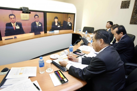 글로벌 인재 채용을 위한 화상면접에 참석한 강덕수 STX그룹 회장(사진 왼쪽에서 첫 번째)