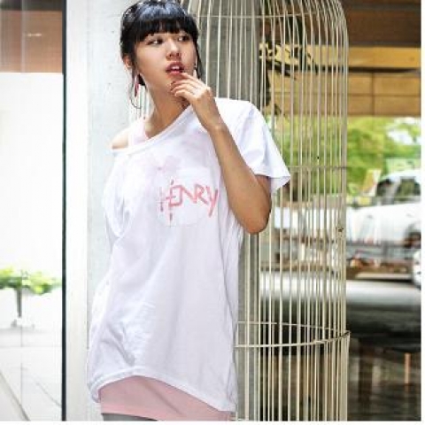반팔박스 티-작은로고와 포켓 디테일이 예쁘고 톡톡한 면 원단으로 착용감이 좋고 밑단디자인이 앞뒤가 다른 언발란스로 디자인되어 디테일하고 예쁜 핏을 보여주는 아이템