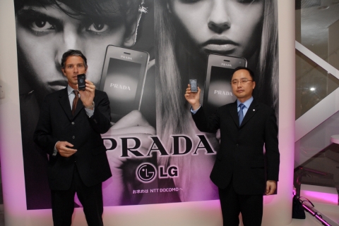 LG전자가 8일 일본 도쿄의 프라다 에피센터(PRADA Epicenter)에서 프라다폰 현지 출시행사를 가졌다.   LG전자 마창민 상무(MC마케팅전략팀장,좌측)와 프라다 쟈크모 오비디(Mr. Giacomo Ovidi) 이사(사업 개발 부분)가 일본에 출시하는 프라다폰(모델명:LG-L852i)을 선보이고 있다.