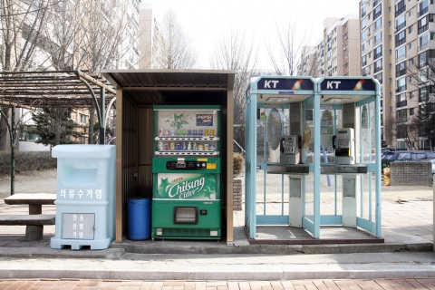 깨끗한 환경에 설치된 의류수거함