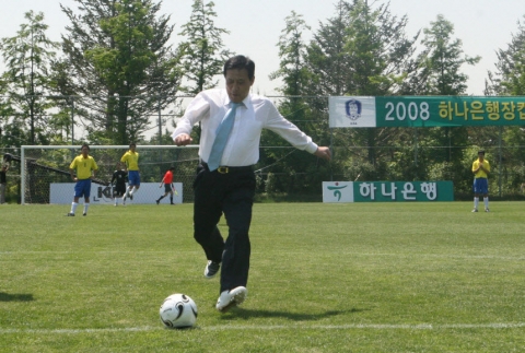김정태 하나은행장의 시축모습임
