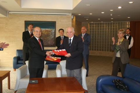 오명 건국대 총장이 우라르 아크부루트(Ural Akbulut) 총장(오른쪽)과 악수하고 있다.