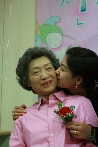 13일, 스승의 날을 앞두고 롯데홈쇼핑이 개최한 결혼이민여성 “선생님 감사해요” 행사 중 결혼이민여성(율두스, 우즈베키스탄)이 선생님께 사랑의 뽀뽀를 하고 있다.