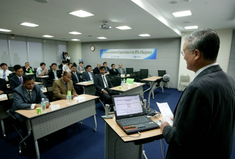 성기학 한-방글라데시 경협위원장(영원무역 회장)이 14일 상의회관에서 개최된 방글라데시 무역투자진출 및 경영환경 설명회에서 축사를 하고 있다.