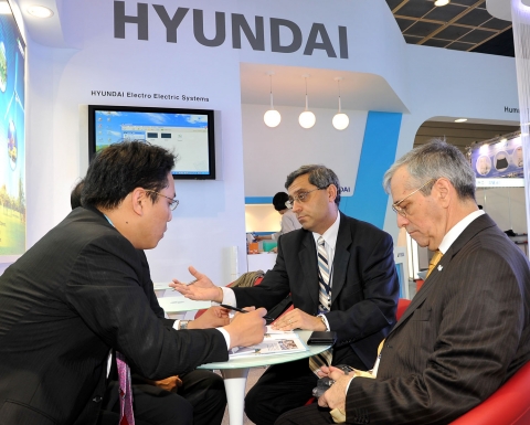 현대중공업(HYUNDAI Electro Electric System) 부스에서 상담중인 외국 바이어들.