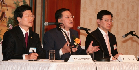 우리은행은 박해춘 우리은행장(사진 중앙) 및 홍석우 중소기업청장(사진 우측)이 참석한 가운데 14일 우수중소기업 CEO 200여명을 초청하여 중소기업 경영상의 애로사항을 청취하고 다각적인 중소기업 지원방안을 설명하는 오찬간담회를 개최하였다.