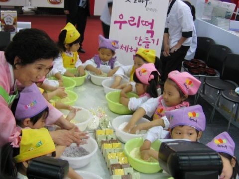 ‘맛있는 5월, 우리 떡 만들기 체험전’이 ‘2008 서울국제식품전’이 열리고 있는 일산 킨텍스 ‘햇쌀마루’ 부스에서 개최되었다. 어린이들이 (사)한국 떡류 협회 중앙회 떡 연구소장 최순자씨와 함께 어린이 건강에 좋은 쌀로 우리 전통 떡 만들기를 하며 즐거워하고 있다.