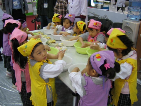14일 오전 경기도 고양시 일산 킨텍스에서 열린 '2008서울국제식품전' 햇쌀마루 부스에서 어린이들이 우리떡 만들기 체험을 하고 있다.