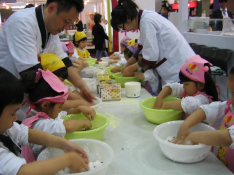 햇쌀마루는 14일 경기도 고양시 킨텍스에서 열린 2008서울국제식품전에서 전통 떡 기능보유자 최순자씨와 어린이가 함께하는 우리 떡 만들기 체험 행사를 열었다.