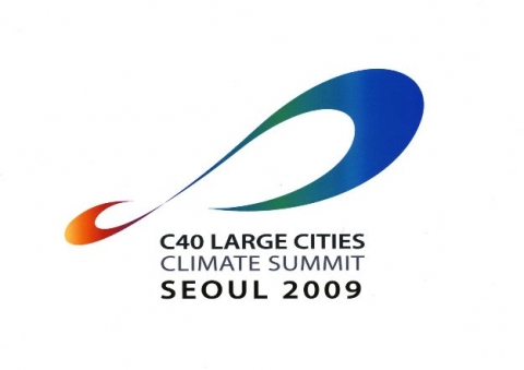 서울시는 D-365일을 맞아 C40 정상회의 Emblem을 확정했다. Emblem은 Climate과 City의 “C”를 결합하여 무한대(∞)의 지속가능성을 형상화한 것이며,서울(Seoul)의 “S” 를 의미하고 있다.
