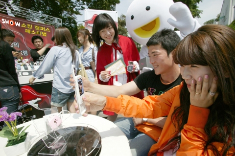 연세대학교 축제날 쇼킹스폰서 존에서 학생들이 쇼군과 빨간망토 소녀와 함께 경품 이벤트에 참여하는 모습