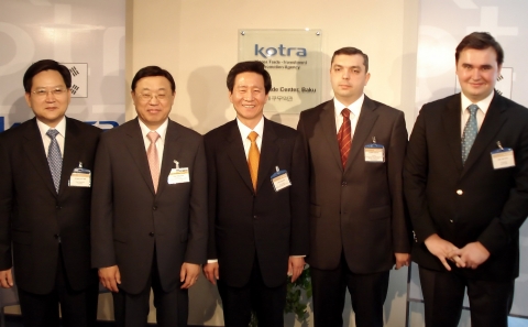 19일 바쿠무역관 개소식 모습. 좌측부터 민경선 KOTRA 글로벌코리아본부장, 김상열 대한상의 부회장, 이재훈 지식경제부 차관, 사미르 누리예프(Samir Nuriyev) 아제르바이잔 경제개발부 국장, 에밀 마지도프(Emil Majidov) 아즈프로모(AZPROMO) 사장.