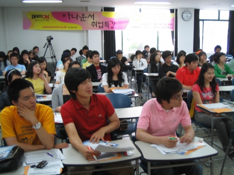 한양대학교 특강하는 장면