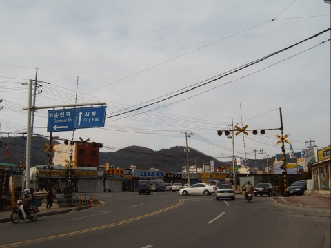 개선 전(중앙선 침범사례가 잦았던 곡선 접속도로 상황)